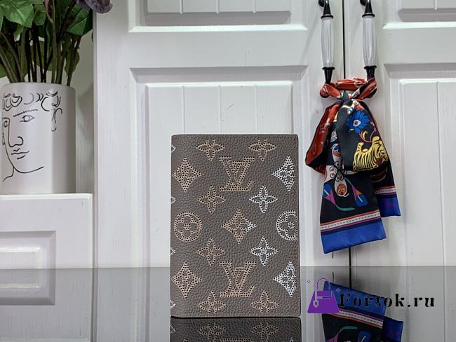 Fortok Louis Vuitton Passport Holder Grey M82721 10x14x2.5cm - 1