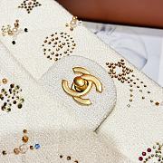 Fortok Chanel 24C Bag White Embroidered Tweed, Strass, Glass Pearls & Gold-Tone Metal 15.5x25.5x6.5cm - 2