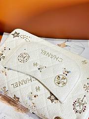 Fortok Chanel 24C Bag White Embroidered Tweed, Strass, Glass Pearls & Gold-Tone Metal 15.5x25.5x6.5cm - 3