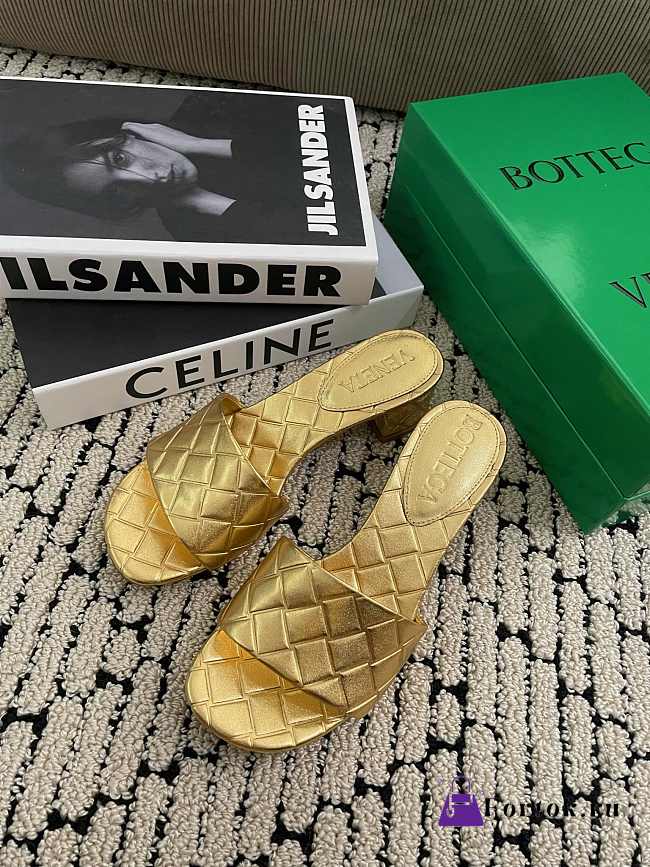 Fortok Bottega Veneta Amy Padded Mules in Intreccio Leather Gold - 1
