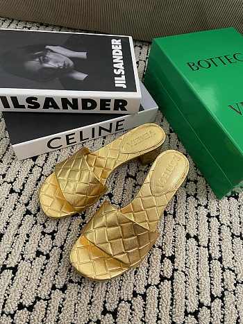 Fortok Bottega Veneta Amy Padded Mules in Intreccio Leather Gold