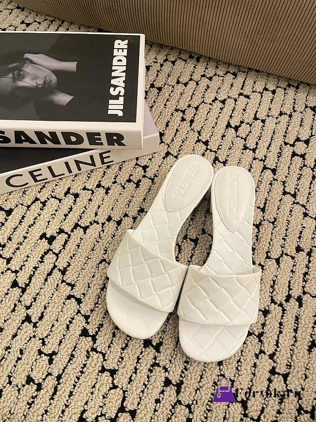 Fortok Bottega Veneta Amy Padded Mules in Intreccio Leather White - 1