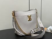 Fortok Louis Vuitton Lock and Walk Bucket Bag White M24638 20x20.5x12cm - 6