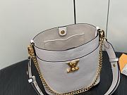 Fortok Louis Vuitton Lock and Walk Bucket Bag White M24638 20x20.5x12cm - 5