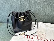 Fortok Valentino Garavani VLogo Pouf Bucket Bag Black 23x19x14cm - 1