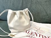 Fortok Valentino Garavani VLogo Pouf Bucket Bag White 23x19x14cm - 4