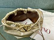 Fortok Valentino Garavani VLogo Pouf Bucket Bag Gold 23x19x14cm - 5