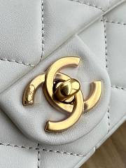 Fortok Chanel Mini Flap Bag Lambskin, Imitation Pearls & Gold-Tone Metal White 11.5×17×5cm - 3