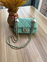 Fortok Chanel Mini Flap Bag Lambskin, Imitation Pearls & Gold-Tone Metal Green 11.5×17×5cm - 1