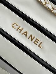 Fortok Chanel 22 Handbag Shiny Calfskin, Calfskin & Gold-Tone Metal White & Black 35×37×7cm - 6