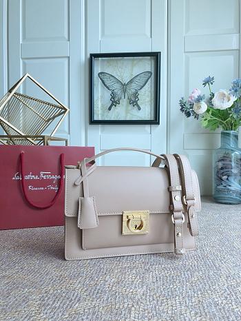 Fortok Salvatore Ferragamo Shoulder Bag Beige 21G179 24.5x7x15.5cm