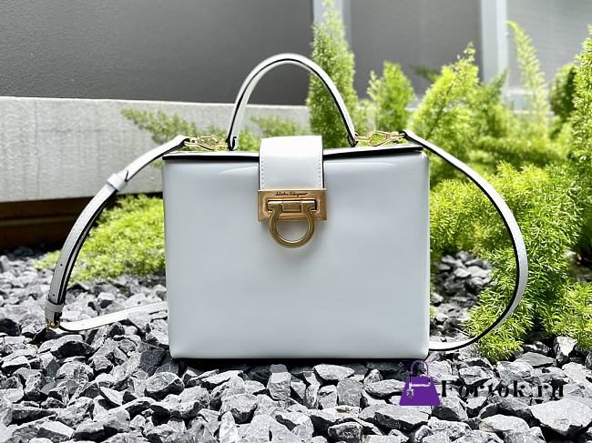 Fortok Salvatore Ferragamo Trifolio Box Bag White 20×15×8cm - 1