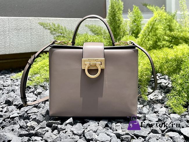 Fortok Salvatore Ferragamo Trifolio Box Bag Beige 20×15×8cm - 1
