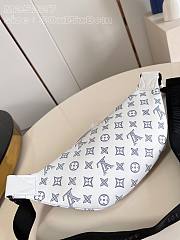 Fortok Louis Vuitton Rush Bumbag White/Navy Blue M25227 30x15x8cm  - 3