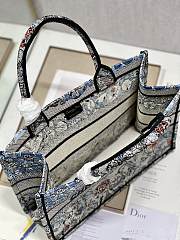 Fortok Dior Book Tote Blue Multicolor Dior Jardin Magique Embroidery 36×28 cm - 3