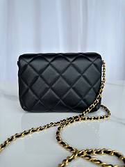 Fortok Chanel Mini Flap Bag Shiny Lambskin, Faux Pearls & Gold Metallic Black AS4986 13x20x7.5cm - 4