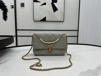 Fortok Chanel Flap Bag Shiny Lambskin, Faux Pearls & Gold Metallic Grey AS4986 22x14.5x11cm 