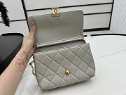 Fortok Chanel Flap Bag Shiny Lambskin, Faux Pearls & Gold Metallic Grey AS4986 22x14.5x11cm  - 2