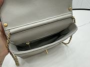 Fortok Chanel Flap Bag Shiny Lambskin, Faux Pearls & Gold Metallic Grey AS4986 22x14.5x11cm  - 5
