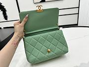 Fortok Chanel Flap Bag Shiny Lambskin, Faux Pearls & Gold Metallic Green AS4986 22x14.5x11cm - 6