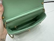 Fortok Chanel Flap Bag Shiny Lambskin, Faux Pearls & Gold Metallic Green AS4986 22x14.5x11cm - 3