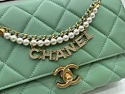 Fortok Chanel Flap Bag Shiny Lambskin, Faux Pearls & Gold Metallic Green AS4986 22x14.5x11cm - 2