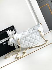 Fortok Chanel Waist Bag Shiny Lambskin, Imitation Pearls & Gold-Tone Metal White AS4991 17x24x11cm - 4