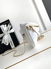 Fortok Chanel Waist Bag Shiny Lambskin, Imitation Pearls & Gold-Tone Metal White AS4991 17x24x11cm - 3