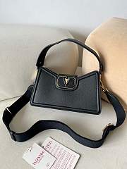 Fortok Valentino Garavani Vlogo Leather Shoulder Bag In Black Grainy Calfskin 24×14.5x8cm - 1