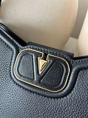 Fortok Valentino Garavani Vlogo Leather Shoulder Bag In Black Grainy Calfskin 24×14.5x8cm - 4