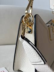 Fortok Valentino Garavani Vlogo Leather Shoulder Bag In White Grainy Calfskin 24×14.5x8cm - 6