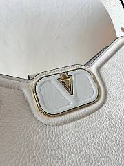 Fortok Valentino Garavani Vlogo Leather Shoulder Bag In White Grainy Calfskin 24×14.5x8cm - 2