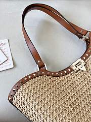 Fortok Valentino Garavani Rockstud Woven Raffia Shopping Bag Beige 30x14x30cm - 5