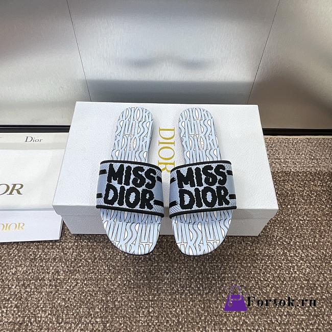 Fortok Dior Dway Heeled Slide Embroidered Cotton and Blue Miss Dior Allover Motif - 1