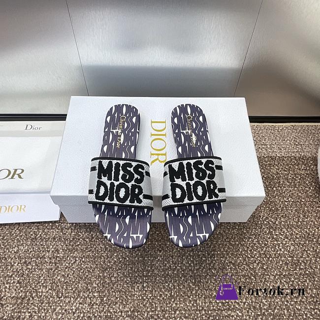 Fortok Dior Dway Heeled Slide Embroidered Cotton and Purple Miss Dior Allover Motif - 1