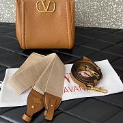Fortok Valentino Garavani Alltime Small Handbag In Brown Grainy Calfskin 19x17x14cm - 5