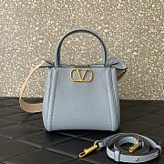 Fortok Valentino Garavani Alltime Small Handbag In Blue Grainy Calfskin 19x17x14cm - 1