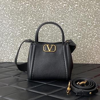 Fortok Valentino Garavani Alltime Small Handbag In Black Grainy Calfskin 19x17x14cm