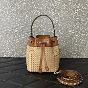 Fortok Valentino Garavani Rockstud Raffia And Leather Bucket Bag 16x18x11cm - 1