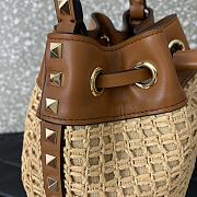 Fortok Valentino Garavani Rockstud Raffia And Leather Bucket Bag 16x18x11cm - 3