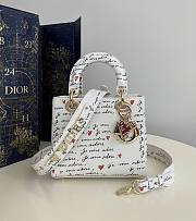Fortok Dior Dioramour Lady My ABCDior Bag White Calfskin with Black&Red Je Vous Adore Print 20x8x17cm - 1