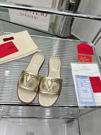 Fortok Valentino Vlogo Cut-Out Calfskin Slides Gold