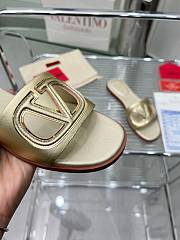 Fortok Valentino Vlogo Cut-Out Calfskin Slides Gold - 5