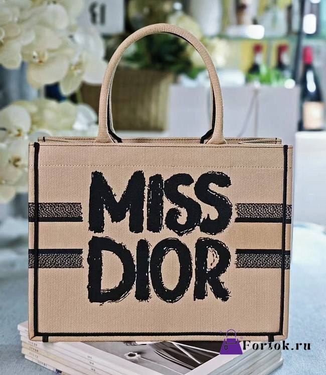 Fortok Dior Book Tote Beige and Black Miss Dior Graffiti Embroidery 36x27.5x16.5cm - 1