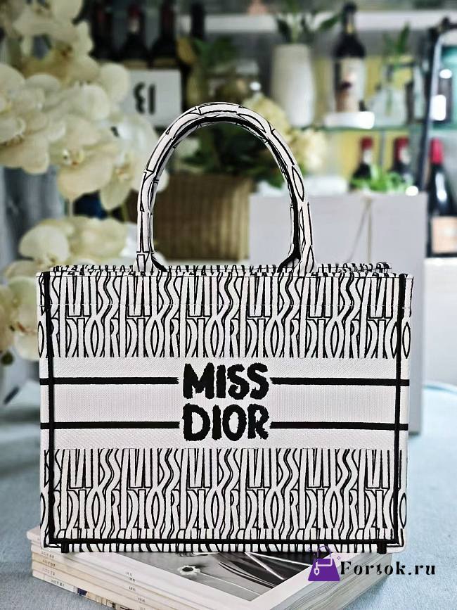 Fortok Dior Book Tote White and Black Miss Dior Allover Embroidery 36x27.5x16.5cm - 1