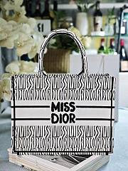 Fortok Dior Book Tote White and Black Miss Dior Allover Embroidery 36x27.5x16.5cm - 1