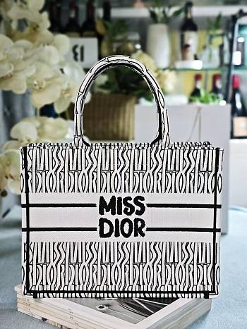 Fortok Dior Book Tote White and Black Miss Dior Allover Embroidery 36x27.5x16.5cm