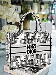 Fortok Dior Book Tote White and Black Miss Dior Allover Embroidery 36x27.5x16.5cm - 3