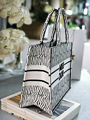 Fortok Dior Book Tote White and Black Miss Dior Allover Embroidery 36x27.5x16.5cm - 6