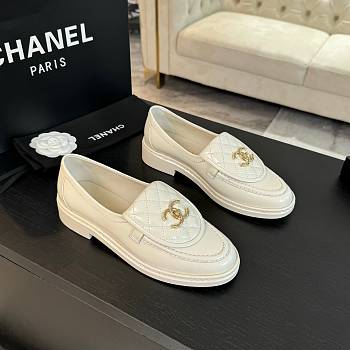 Fortok Chanel White Quilted Leather Classic Loafers